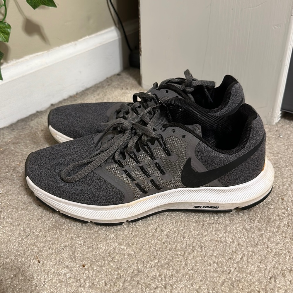 NIKE RUN SWIFT RUNNING SHOES